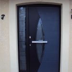 grande porte entree noire